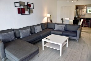 Living area - Modern 2-bedroom apartment in North Miami Beach with AC (North Miami Beach)
