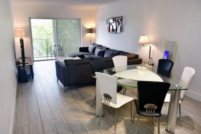 Modern 2-bedroom apartment in North Miami Beach with AC