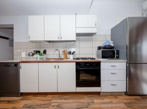 Kühlschrank, Mikrowelle, Ofen, Geschirrspüler