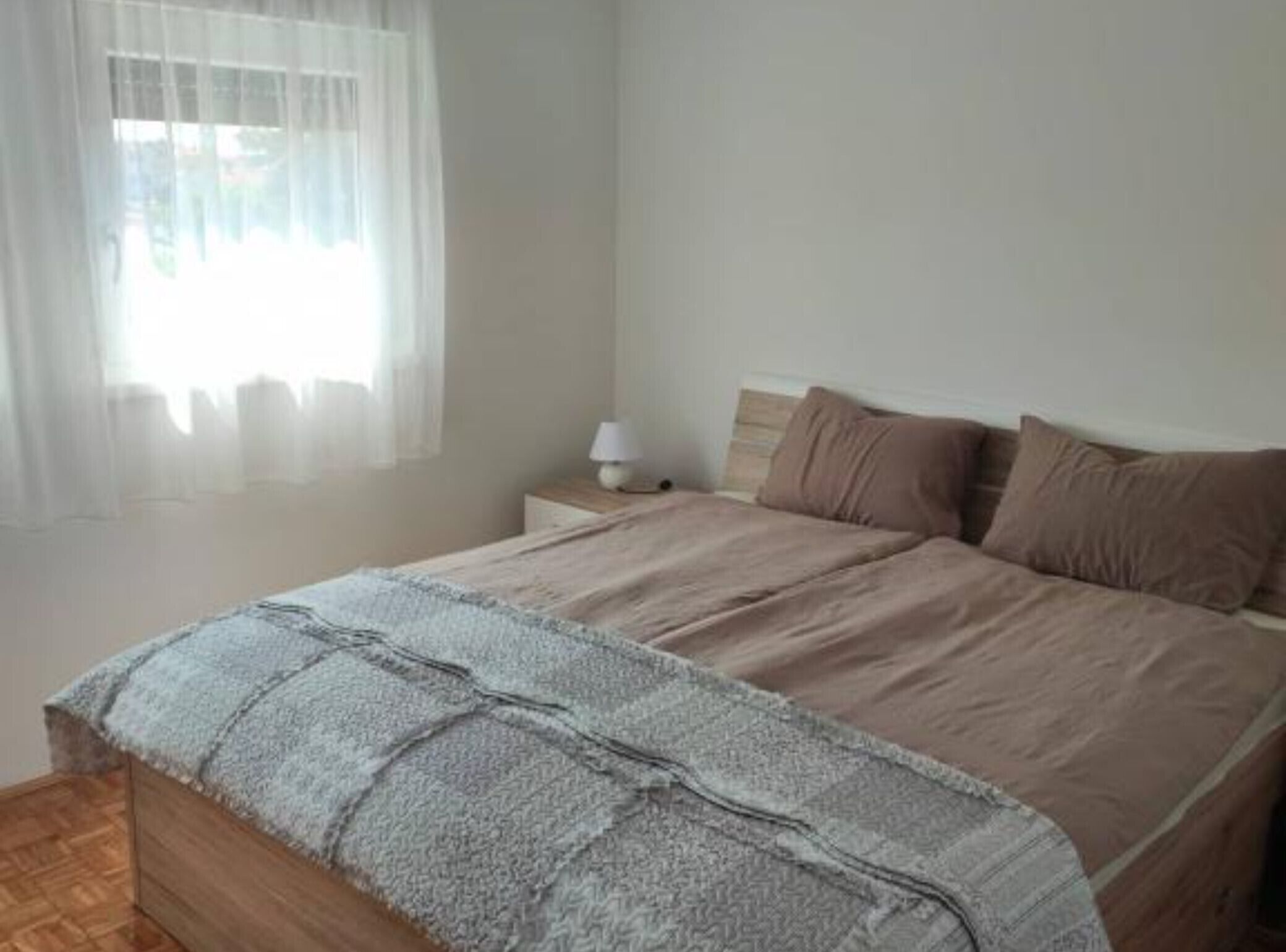 Iron/ironing board, internet, bed sheets