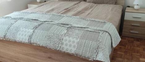 Tabla de planchar con plancha, Internet, ropa de cama