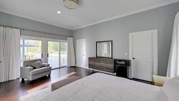 7 bedrooms, desk, iron/ironing board, Internet