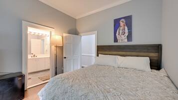 7 bedrooms, desk, iron/ironing board, internet