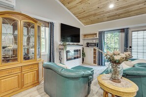 Televisio, takka, kirjoja