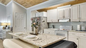 Réfrigérateur, micro-ondes, plaque de cuisson, cafetiÚre/bouilloire