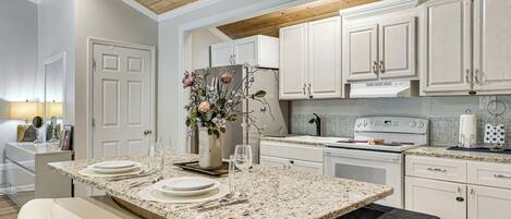 Kühlschrank, Mikrowelle, Herdplatte, Wasserkocher mit Kaffee-/Teezubehör