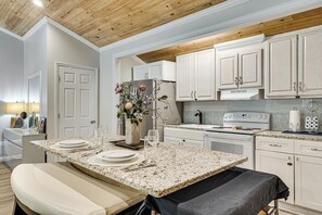 Frigorífico, microondas, placa de cocina y cafetera o tetera