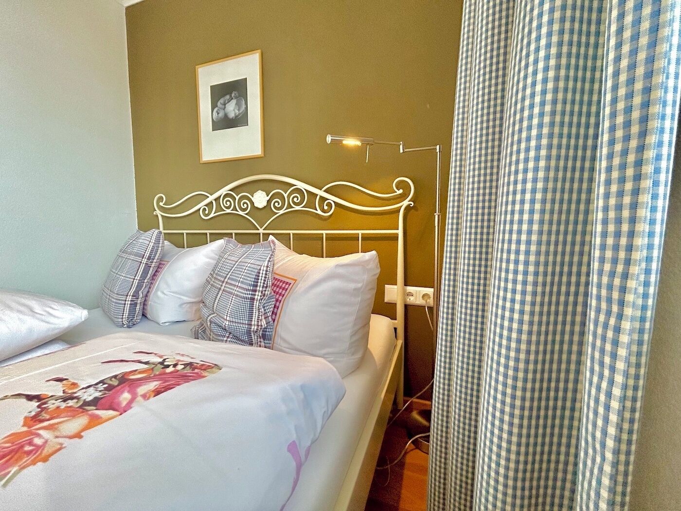 2 室のベッドルーム、WiFi (無料)、ベッドシーツ