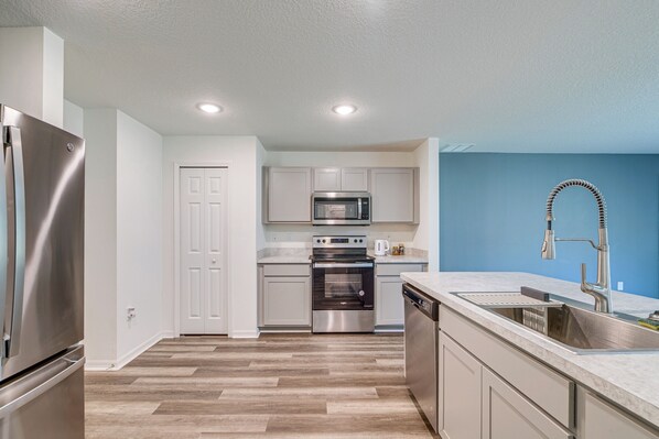 Jääkaappi, mikroaaltouuni, liesi, astianpesukone