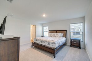 3 makuuhuonetta, työpöytä, silitysrauta/-lauta, internet