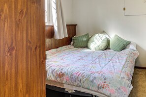 1 dormitorio, tabla de planchar con plancha, Internet y ropa de cama