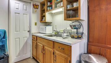 KylskÄp, mikrovÄgsugn, spishÀll och kaffe- och tebryggare