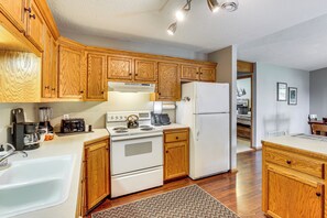 Refrigerador, microondas, placa de cocina, lavavajillas