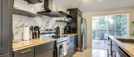 Fridge, microwave, stovetop, dishwasher