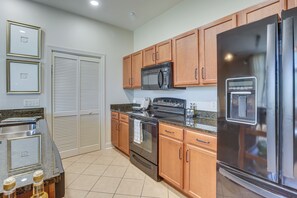 Een koelkast, een magnetron, een kookplaat, een vaatwasser