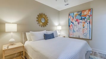 2 soverom, skrivebord, strykejern/-brett og internettilgang