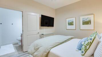 2 habitaciones, escritorio y tabla de planchar con plancha