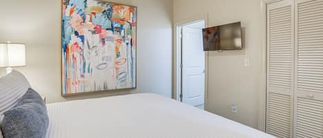 2 bedrooms, desk, iron/ironing board, internet