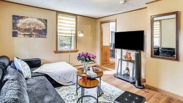 3 bedrooms, iron/ironing board, internet, bed sheets