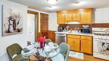 Fridge, microwave, stovetop, dishwasher