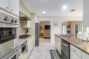 Fridge, microwave, stovetop, dishwasher