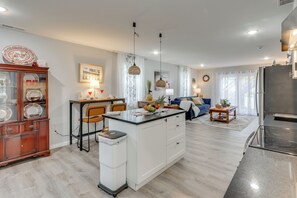 Interior - Luxe Living! Apt 1 Mi to West Haven Medical Center (West Haven)