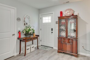 Interior - Luxe Living! Apt 1 Mi to West Haven Medical Center (West Haven)