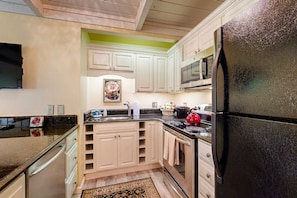 ثلاجة، ميكروويف، فرن، موقد طهي مسطح