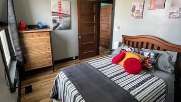 4 bedrooms, iron/ironing board, internet, bed sheets