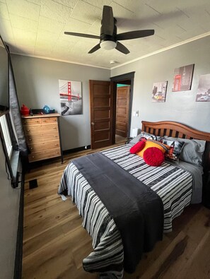 4 bedrooms, iron/ironing board, internet, bed sheets