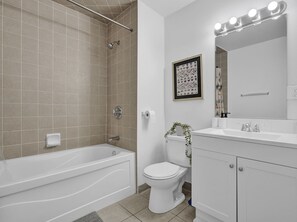 Asciugacapelli, asciugamani, sapone, carta igienica