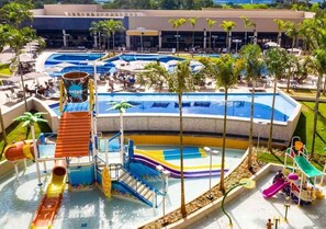 Indoor pool, outdoor pool - RESORT: 4 adultos e 1 criança a 4km do Thermas Lar. e a 3km do Hot Beach (Olímpia)