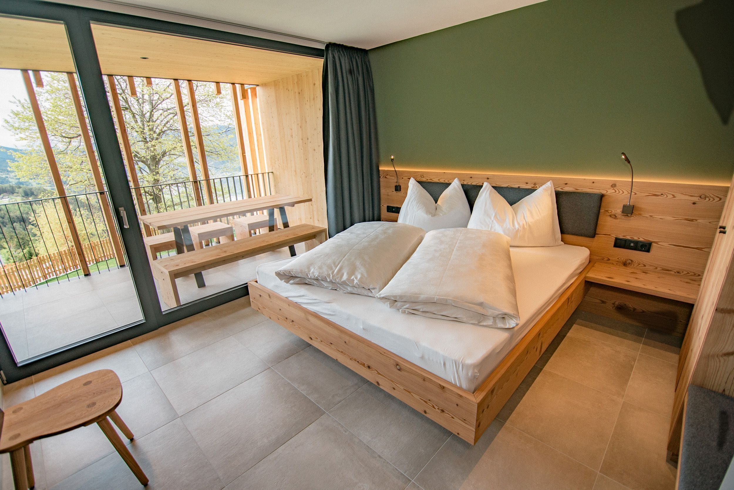 Comfort-Apartment, Bergblick | Allergikerbettwaren, Zimmersafe, individuell dekoriert