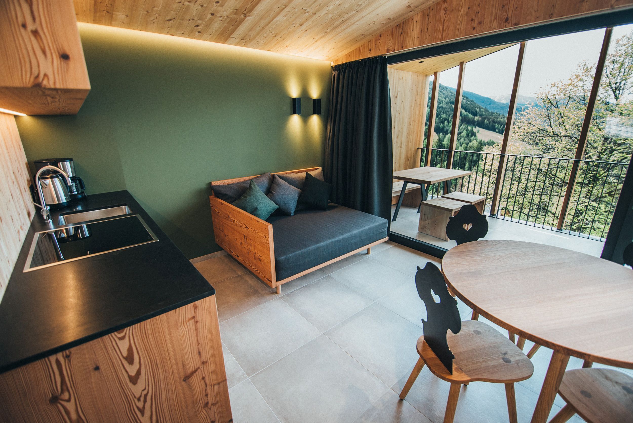 Apartamento familiar, vistas a la montaña | Zona de estar | Televisión LED de 25 pulgadas con canales por satélite, juguetes