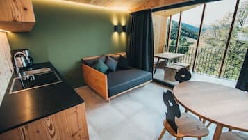 Apartamento familiar, vistas a la montaña | Zona de estar | Televisión LED de 25 pulgadas con canales por satélite, juguetes