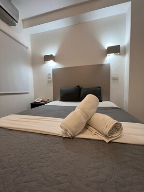 Basic Double Room | Minibar, free WiFi, bed sheets - Axha Hostel (Panama City)