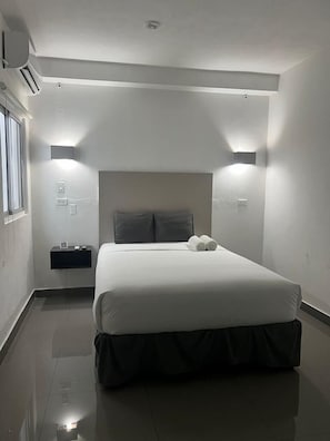 Quarto casal básico | Frigobar, Wi-Fi de cortesia, roupa de cama