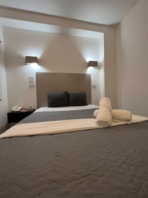 Minibar, free WiFi, bed sheets