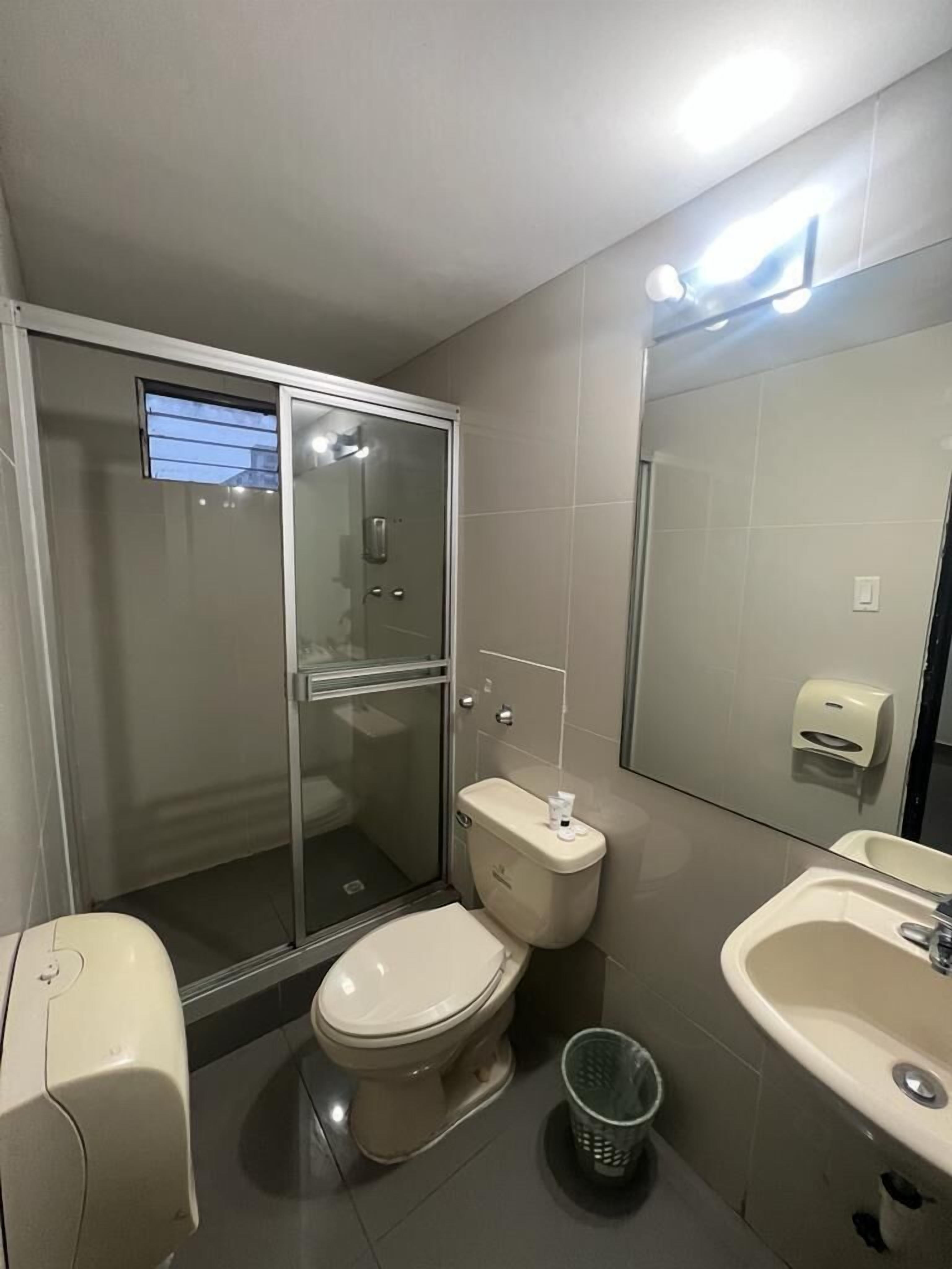 Chambre Double | Salle de bain | Douche, savon, shampoing, papier toilette