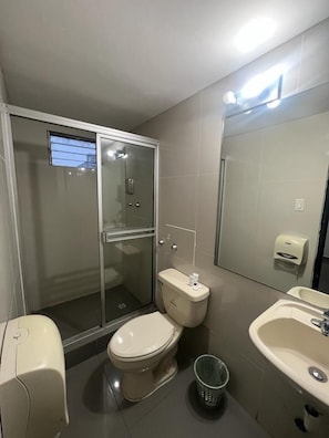 Quarto casal básico | Banheiro | Chuveiro, sabonete, shampoo, papel higiênico
