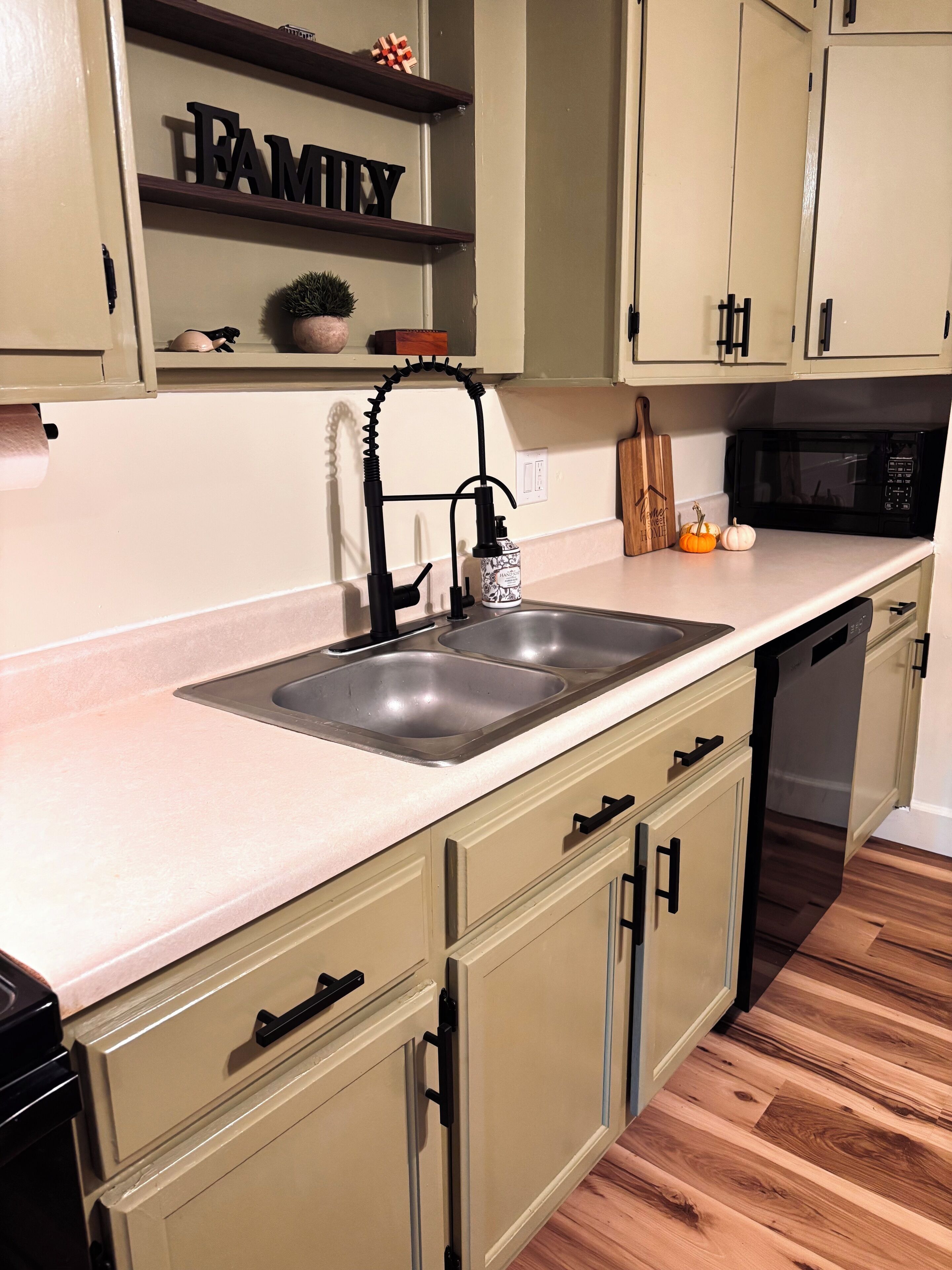 Jääkaappi, mikroaaltouuni, uuni, liesi