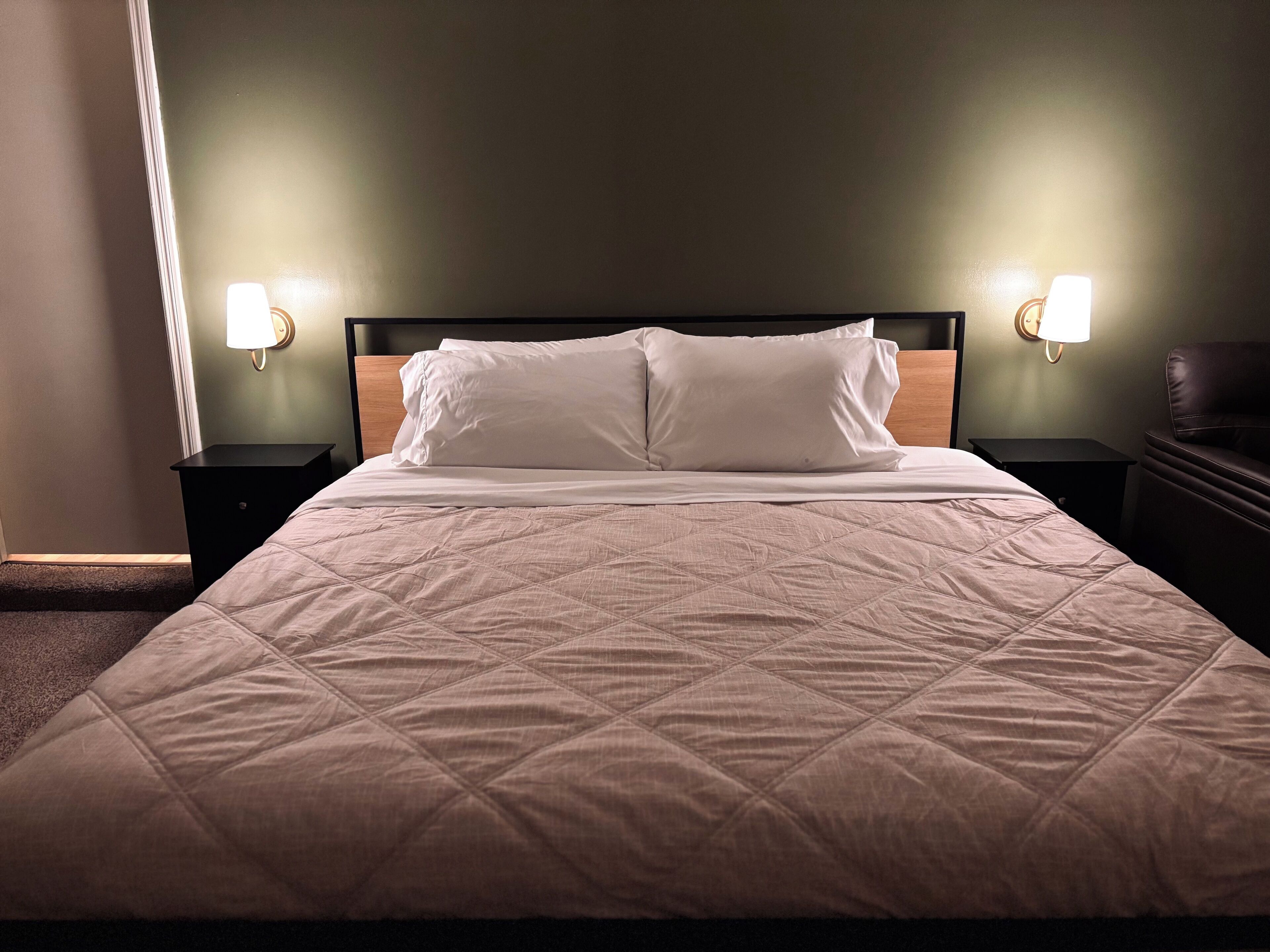 4 makuuhuonetta, työpöytä, silitysrauta/-lauta, vauvan matkasänky