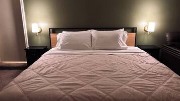 4 makuuhuonetta, työpöytä, silitysrauta/-lauta, vauvan matkasänky