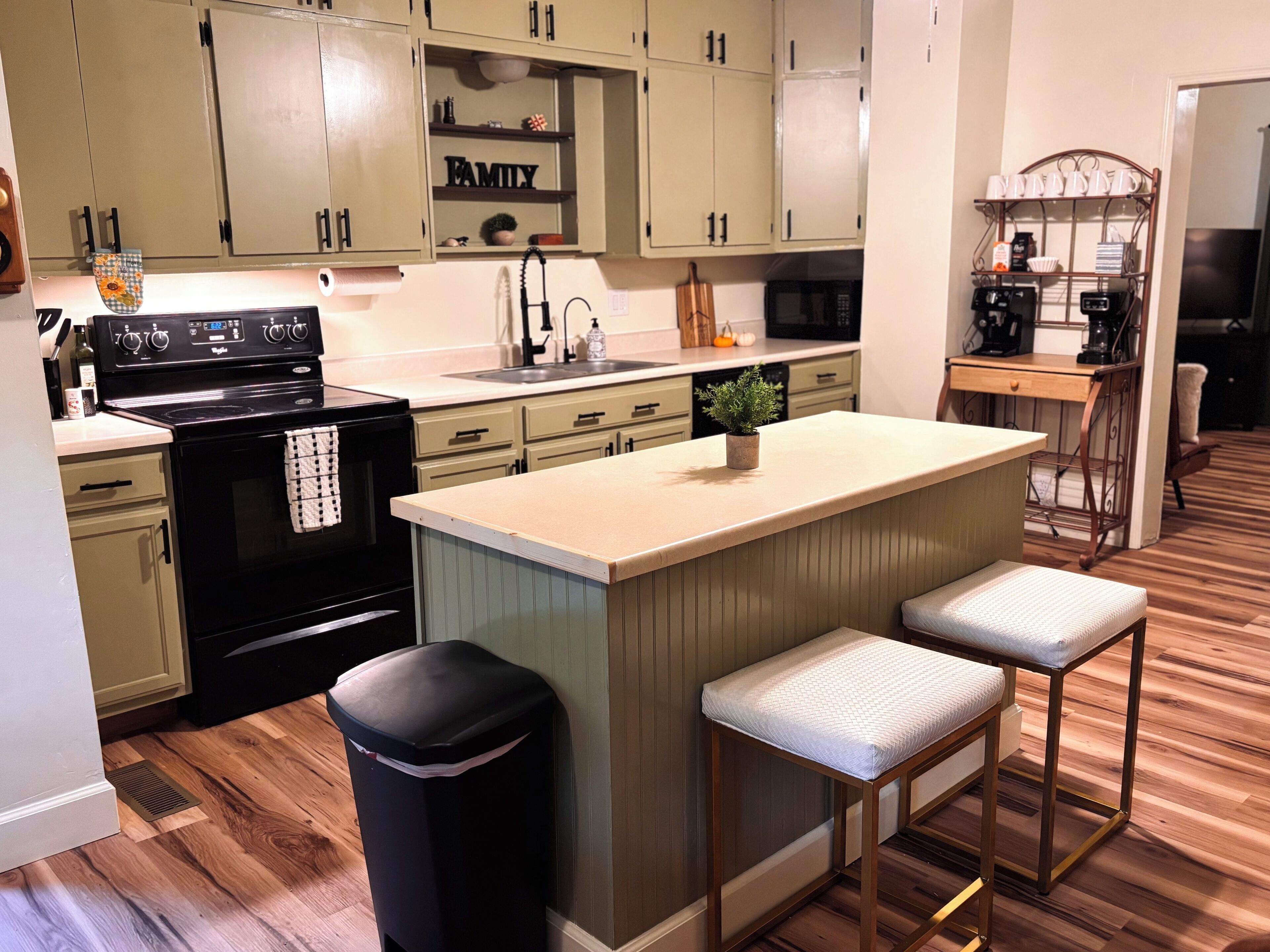 Jääkaappi, mikroaaltouuni, uuni, liesi