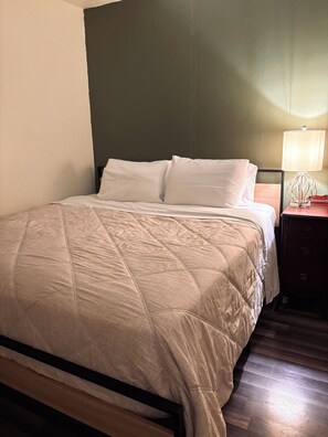 4 عدّة غرف نوم ومكتب ومكواة/لوح كي وسرير سفر