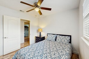 3 bedrooms, iron/ironing board, Internet, bed sheets