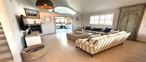 Smart TV, fireplace