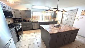 Kjøleskap, ovn, kokeplater og oppvaskmaskin