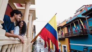 A street scene with a building featuring balconies and a flag. - KIM  (Cartagena)