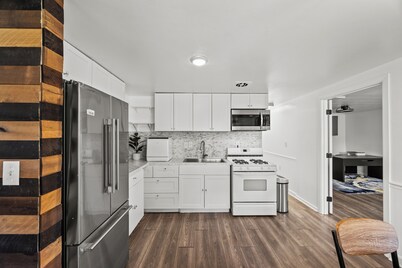 Charming 3-bedroom house with fitness room and AC in lovely Columbus. Cozy home